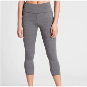 Athleta Ultimate Stash Pocket Capri Leggings Size S, 21" Inseam EUC Heather Gray